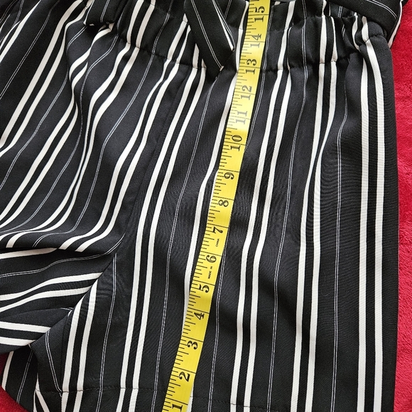 Meg & Margot Women Short Black & Beige Vertical Stripes-Size Small Petite - Picture 5 of 6